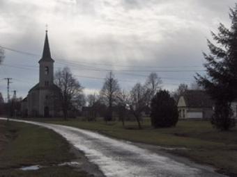 House with a garden is for sale Kamond