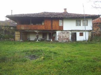 Large house close to a lake Elena