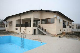 New house with a pool in a quiet 6000