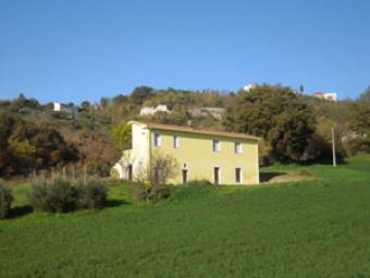 Single habitable home with land Teramo