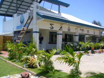modern tropical bungalow Butubut Norte