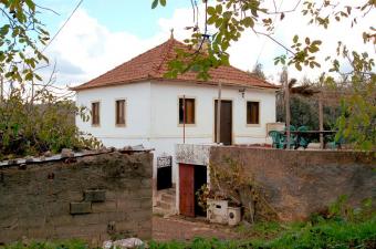 House with land in Central Portu Ch�os