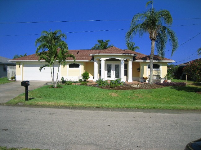 Builder`s Waterfront Home! Cape Coral