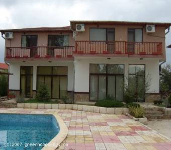 New luxurious two-floor houses n Sunny Beach