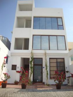 3 storry building sea side Amwaj Island