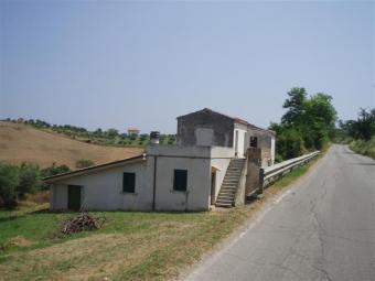 Farm house with 37 000 m� land Villa San Romualdo (teramo)