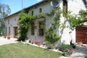 Refurbed farmhouse with pool Poitiers