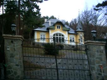 Mansion(Castle) near Budapest Le&aacute;nyfalu