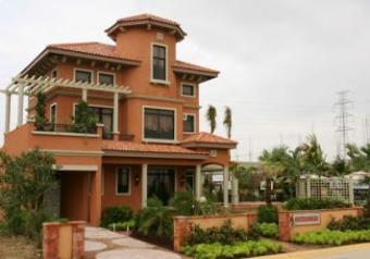 CROWN ASIA s VALENZA in STA ROSA Laguna