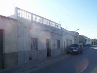 Ample Townhouse in Almorad� Alicante