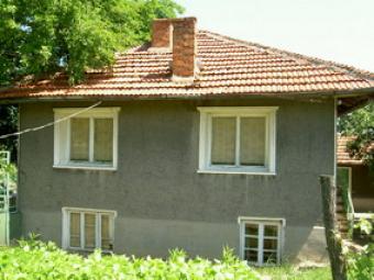 House with 7000 metres of land. Ruse