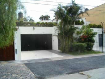Both a house and an apt together Lima