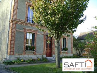 Spacious family home Ury