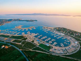 ATRAKTIVAN TEREN UZ MORE Sukosan Zadar