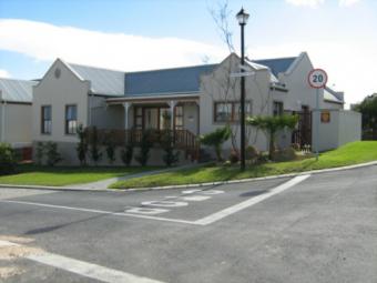 IDEAL LOCK UP AND GO! Somerset West