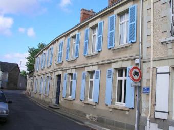 Vast house ideal for B and B Oiron