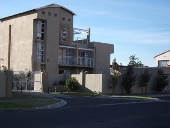 IMMACULATE APARTMENT Parklands, Tableview