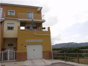 Large end of terrace town house Pego