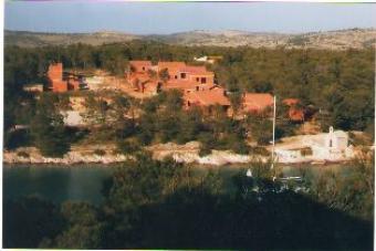 Hotel and apartments in Milna Milna