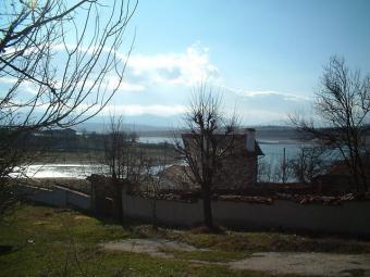 HOUSE BY LAKE Lovets