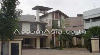 SINGLE HOUSE WITH PRIVATE POOL Bangkok
