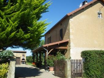 Situated in a quiet country lane La Clayette