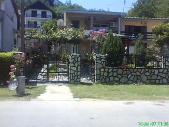 HOUSE on Lake OLD DOIRAN MACEDON Old Doiran