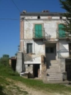 1204 - Old end of terrace house Chieti
