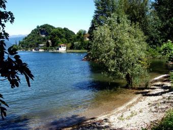 waterfront three storey building Leggiuno