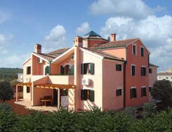 Villa with 10 apartments Pula Volme